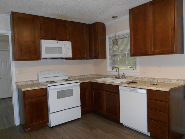 Building Photo - 1618 Carousel Cir