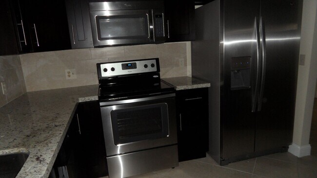 Building Photo - 3BED/2BATH house with Large fenced backyard and split floorplan!