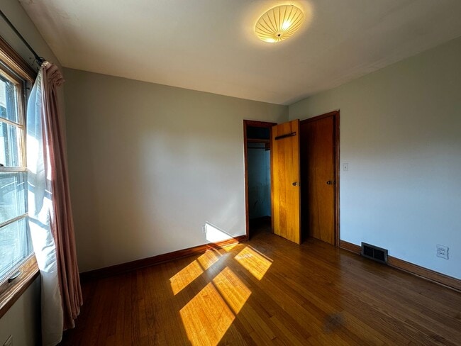 Building Photo - **Move-In Special !! 3 bed/ 2 bath rancher...