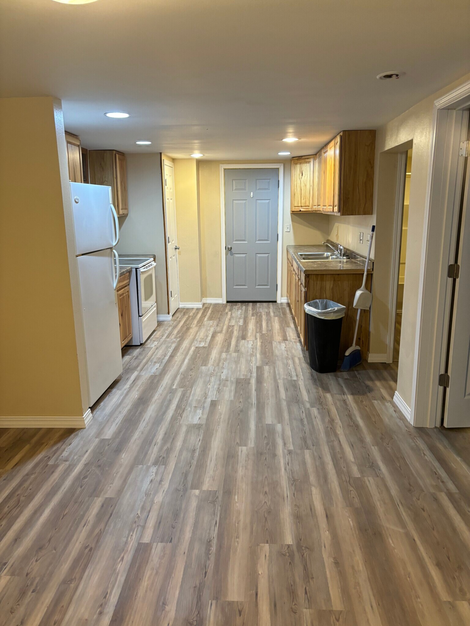 Kitchen - 20427 W Clark Ave Apt 11