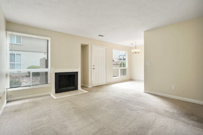 Building Photo - 2-Bed Townhome with Patio - Community Pool