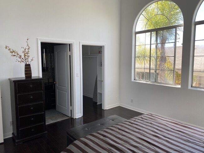 Master Bedroom w/ walk-in closet and private bath - 408 W Queen St