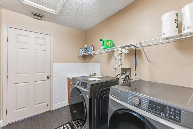 Building Photo - 6513 Thoroughbred Loop