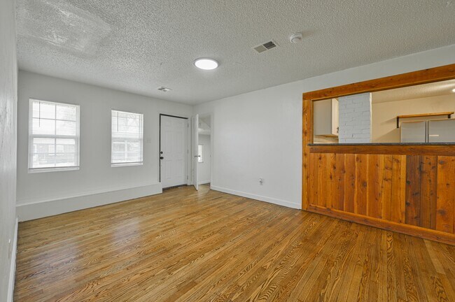 Building Photo - 713 NE 34th Terrace