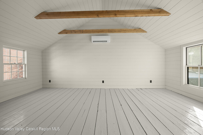 Building Photo - 620 Warren St