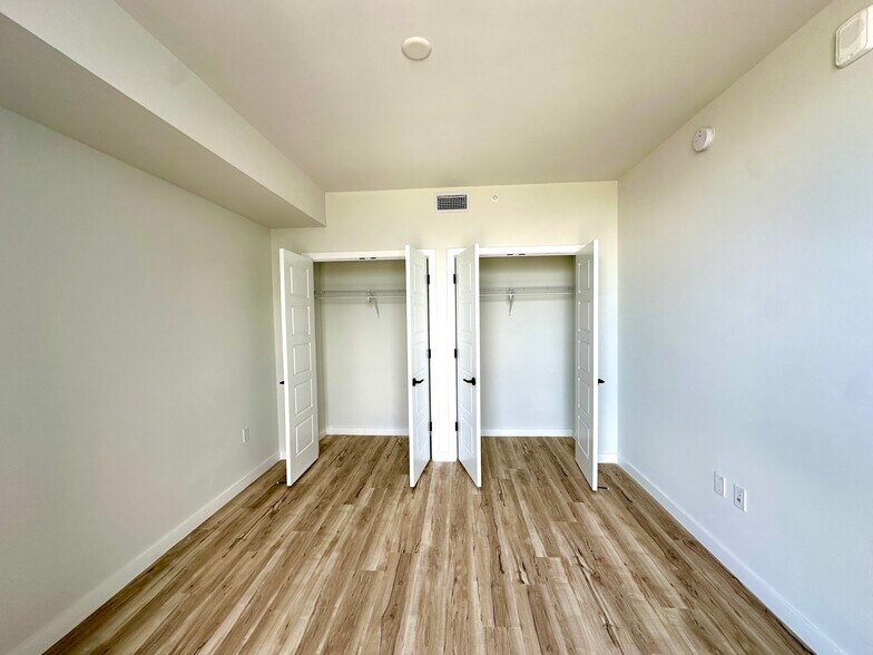 Building Photo - 512 SW 4th Ave