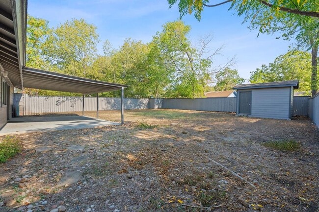 Building Photo - 504 Seminole Dr
