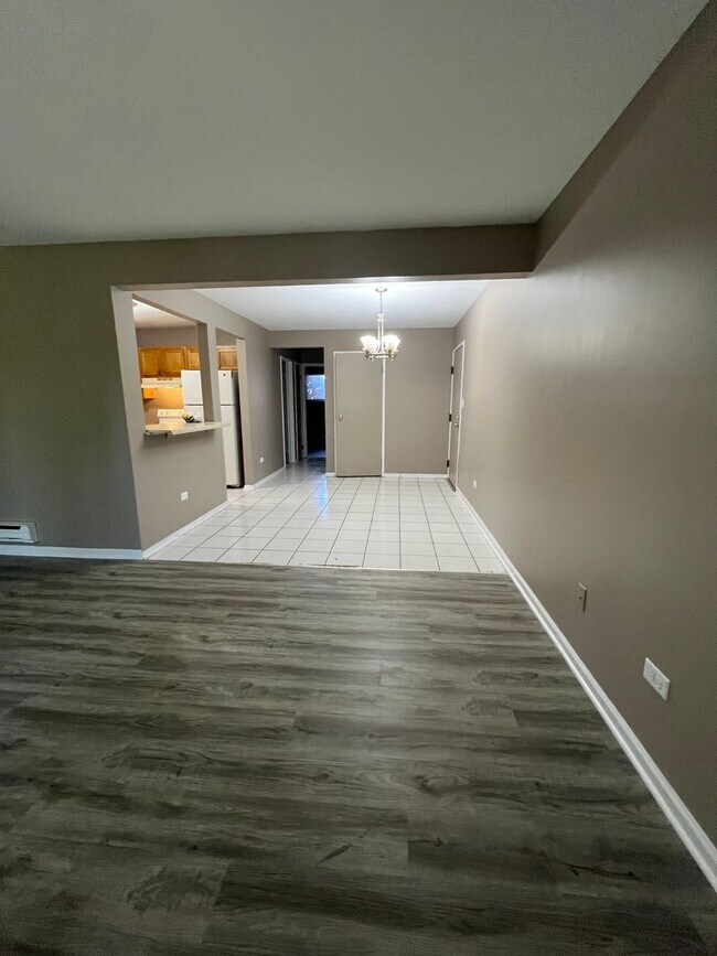 Building Photo - 526 E Spruce Dr