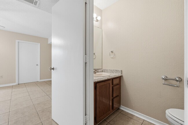 Building Photo - 1807 Whispering Oaks Ln