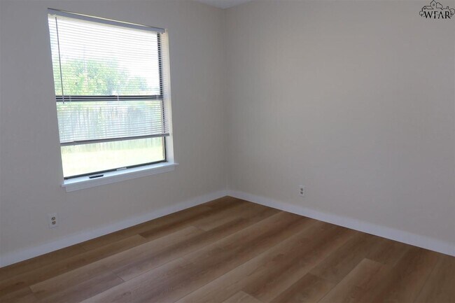 Building Photo - 5030 Edgecliff Dr