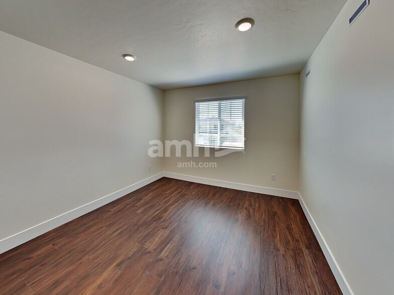 Building Photo - 1372 E Ludlow Dr