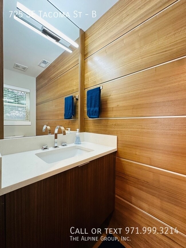 Building Photo - 725 SE Tacoma St