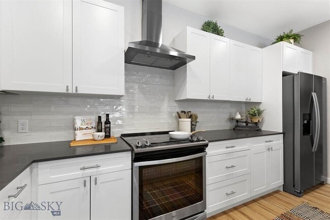 Building Photo - 2221 Willow Dr