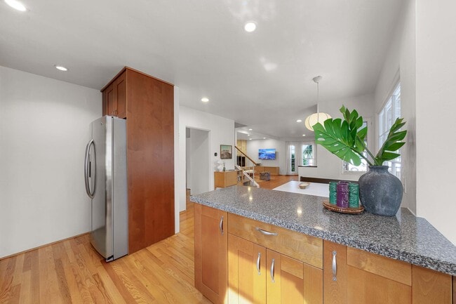 Building Photo - 4819 Del Mar Ave
