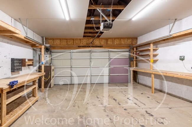 Building Photo - Beautiful 3 Bedroom Home With Fenced Backy...