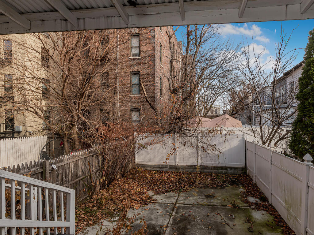 Building Photo - 1378 Bristow St