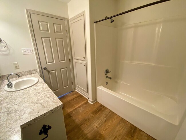 Building Photo - 2-Bed, 2.5-Bath Townhouse with Move-In Special – Walk to McNeese State University!