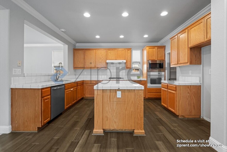 Building Photo - 2862 Safford Ave