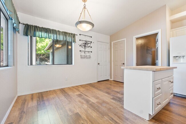 Building Photo - Charming 3 Bedroom + Bonus Room in Eagle R...