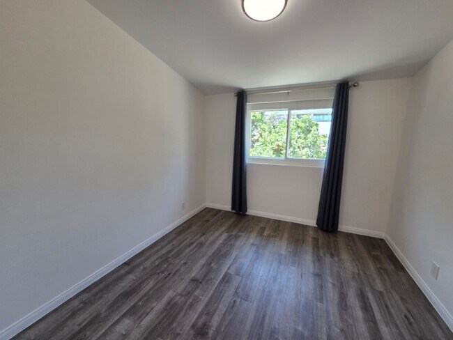 Building Photo - 4+2 Single Family home on desirable Ventura street Near Hospital