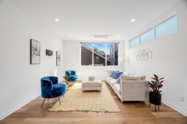 Building Photo - Delridge Townhome