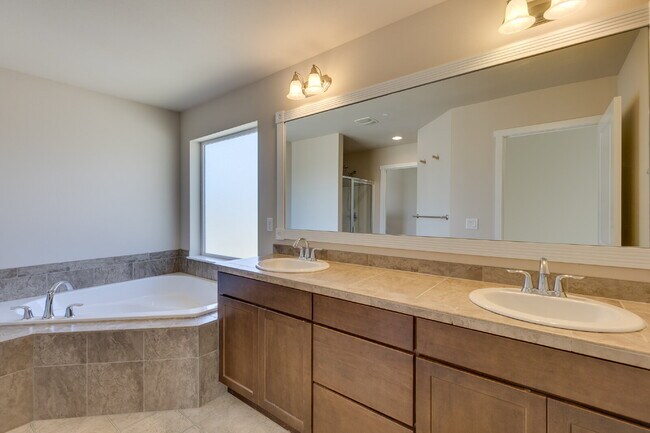 Building Photo - Luxury Home in Kenmore / Bothell!