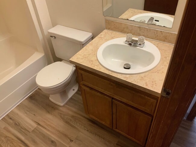 Building Photo - 2 Bedroom Duplex in Cal Young Neighborhood