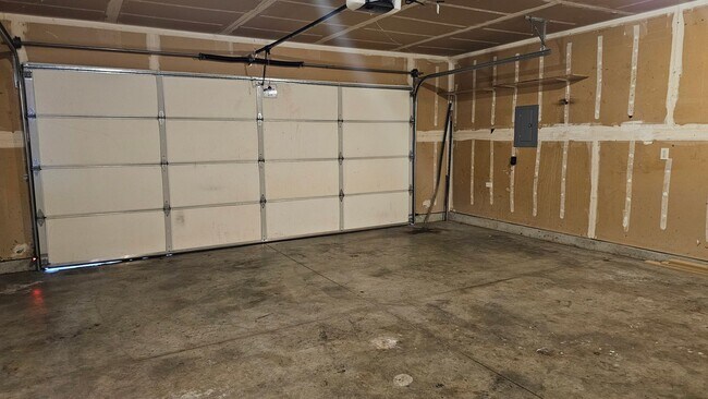 Building Photo - Rare Single-Level 3BR Home w/ Yard & 2-Car Garage