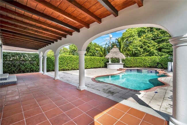 Building Photo - 527 SW 20th Rd