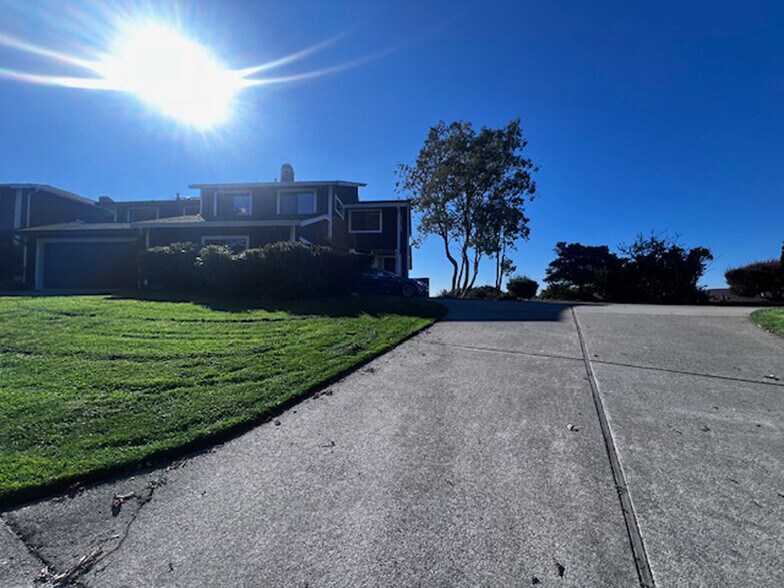 Building Photo - 2221 Pinehurst Way