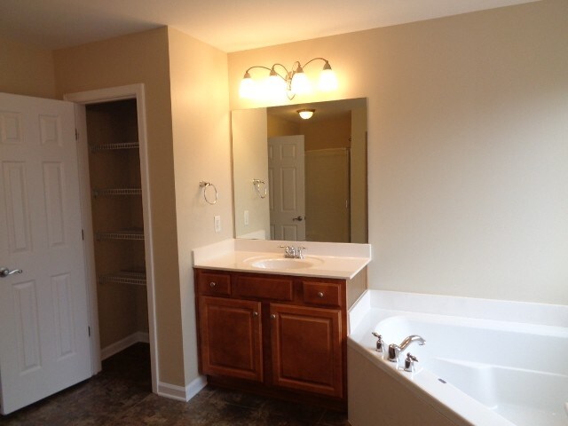 Building Photo - 319 Forest Bend Dr