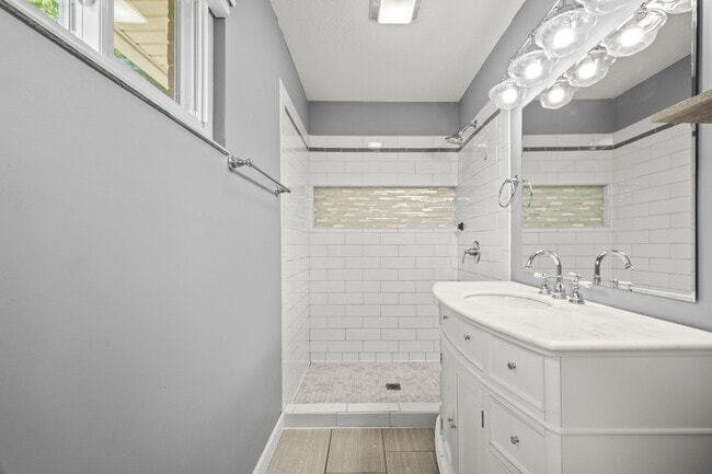 Building Photo - 2520 Glenmore Ct