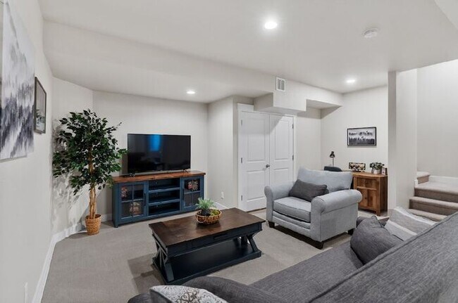 Building Photo - Gorgeous 3 bed/ 3.5 bath Condo At Heron La...