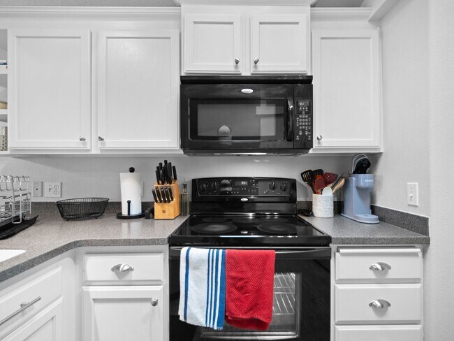 Building Photo - Bright & Comfortable 3 Bedroom Home (Furnished)