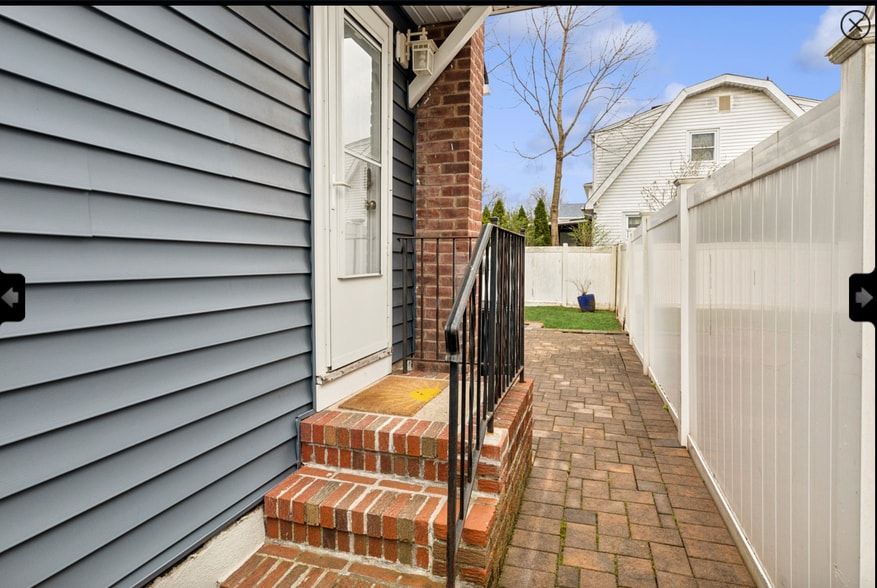 Side Dzoor - 74 Spring Ave