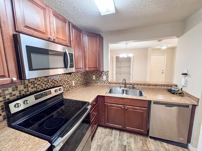 Building Photo - Windsor Park #1118 - On several bus routes to UF