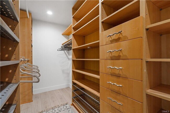 Building Photo - Encino Cul-De-Sac Lease with Private Outdoor Sauna & Designer Upgrades