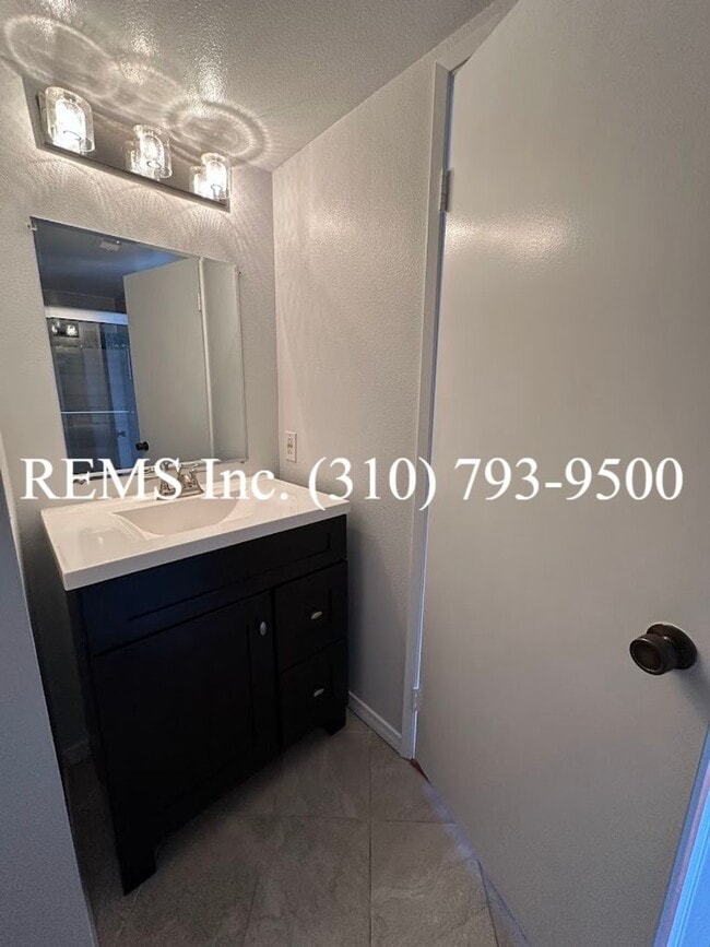 Building Photo - Remodeled Townhome with Garage and Laundry...