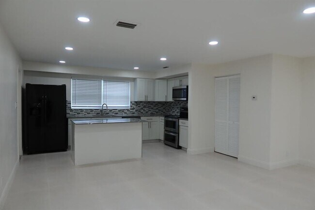 Building Photo - 2630 SW 49th Ct