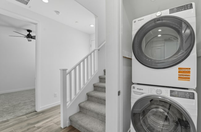 Building Photo - *Like Brand New Luxurious Modern 3 Bedroom 2 Bath Townhome in Warner Meadows!**