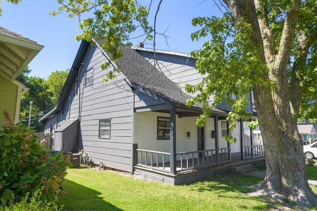 Building Photo - 2622 E 8th St