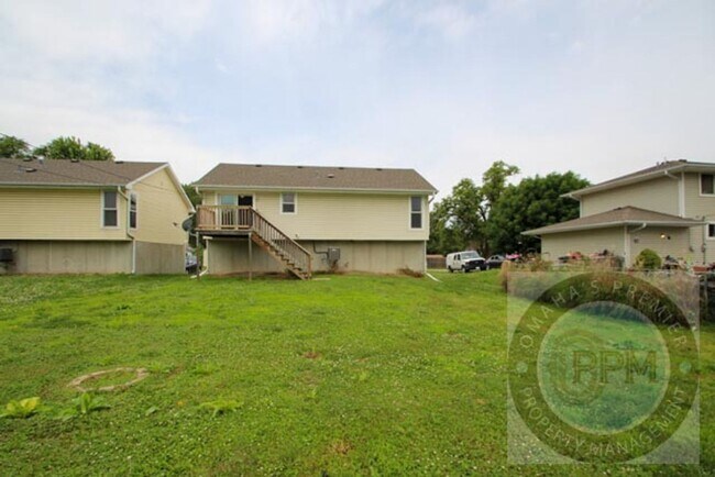 Building Photo - Beautiful 3Bd/2Ba Split entry in Omaha!