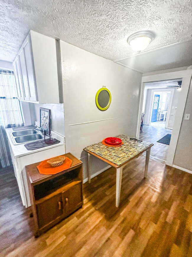 Building Photo - 210 Thurston Ave