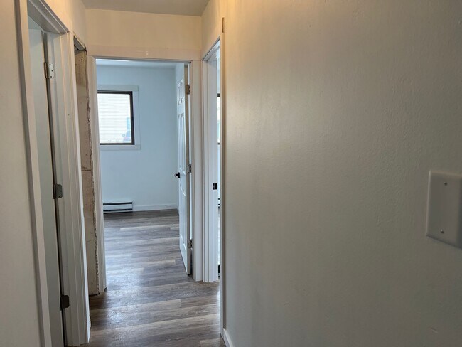 Building Photo - 915 Genrich St