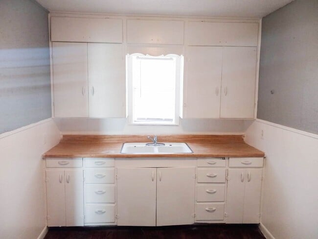 Building Photo - Handyman Special $0 First Month's Rent / “You fix, you SAVE BIG!!” Contact Diane for details: 806...