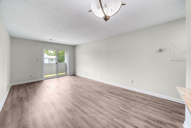 Building Photo - 307 Railroad St