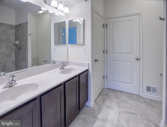 Building Photo - 106 Trails Way