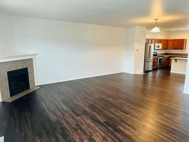 Building Photo - Charming and Updated Townhome in Convenien...