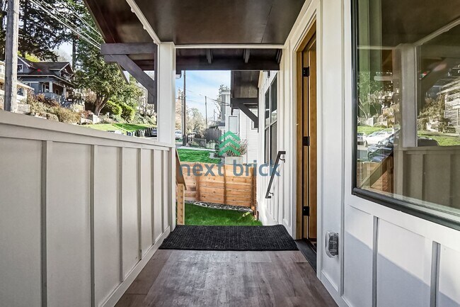 Building Photo - BEAUTIFUL FULLY RENOVATED 2 BED 1 BATH FOR RENT – PRIME WEST SEATTLE LOCATION