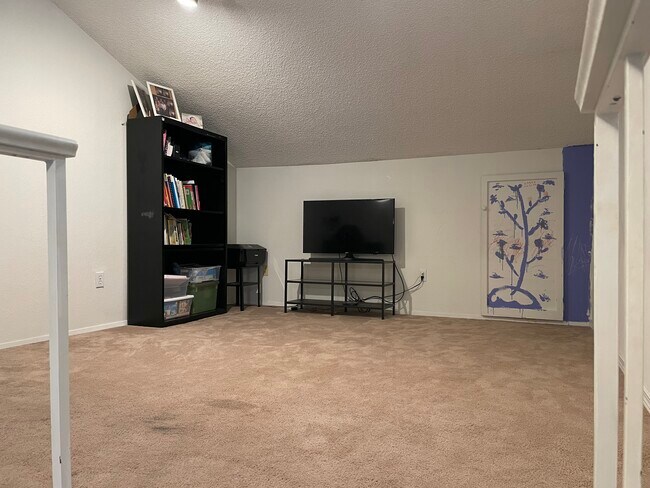 bonus room - 8112 145th Ct NE